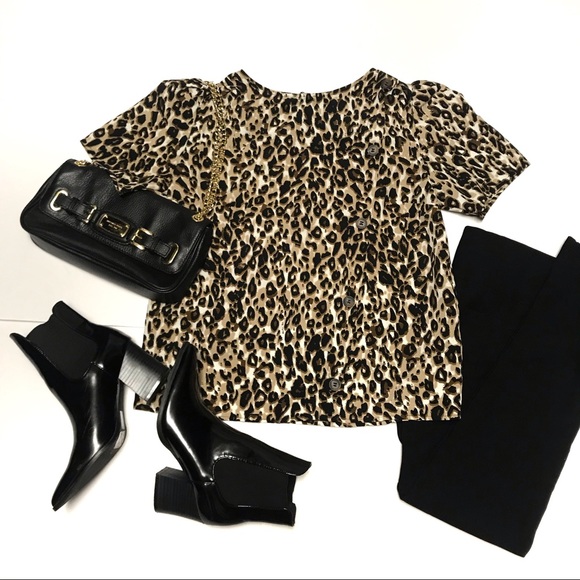 Tops - 🛍3/$45🛍 
PUFF SLEEVE ANIMAL PRINT TOP SIZE M